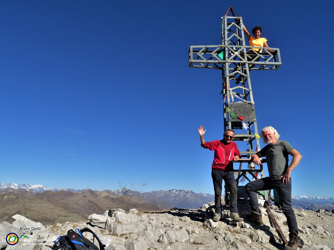 51 Alla croce di vetta del Pizzo Arera (2512 m) con amici di Merate.JPG